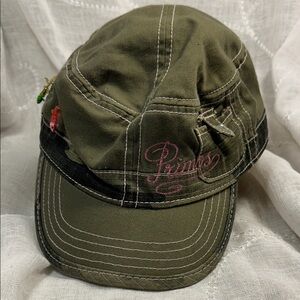 Primos preloved newspaper boy cap with 4 fishing hooks and lure